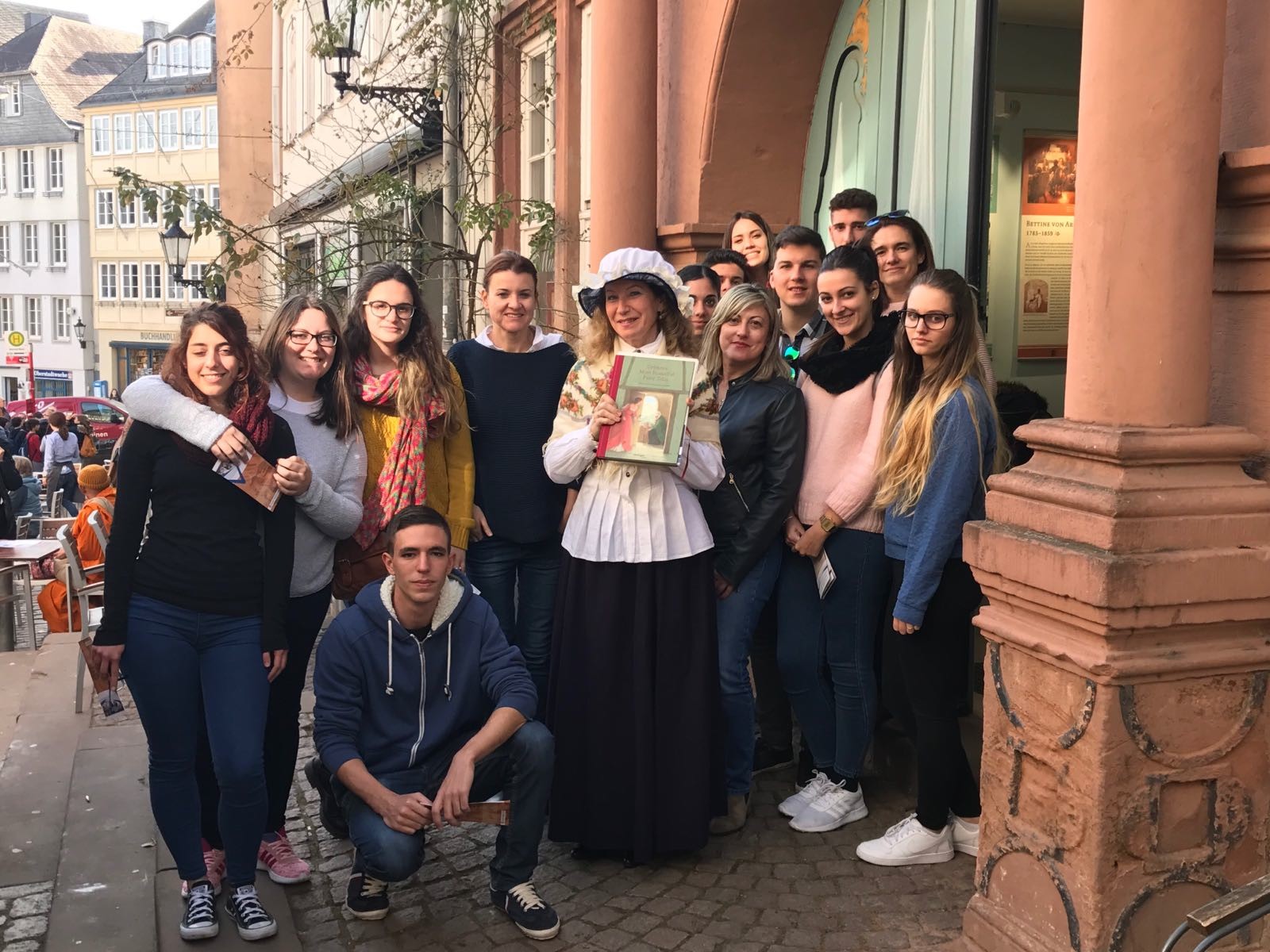 Regina Schöpe Hellwig in kostümierter Aufführung